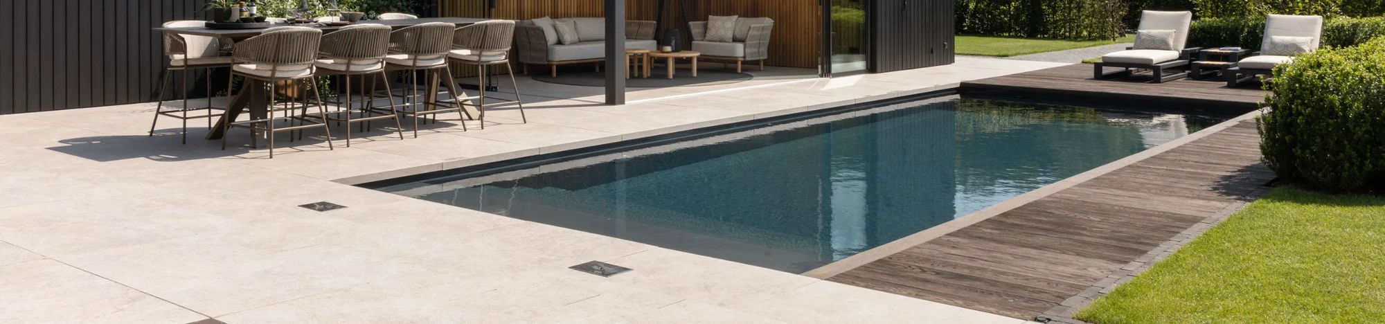 Afbeelding Zwembad in tuin met modern poolhouse