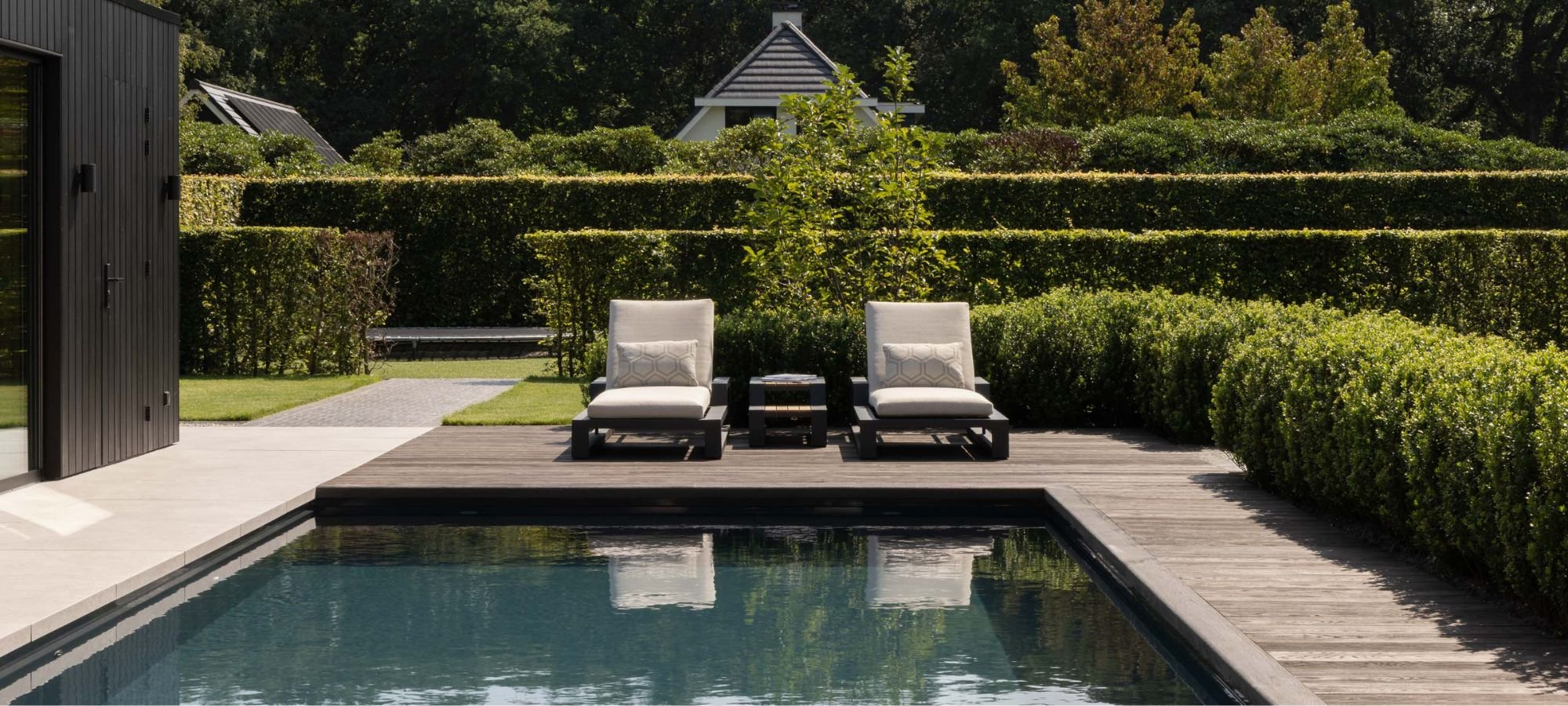 Afbeelding Zwembad in tuin met modern poolhouse