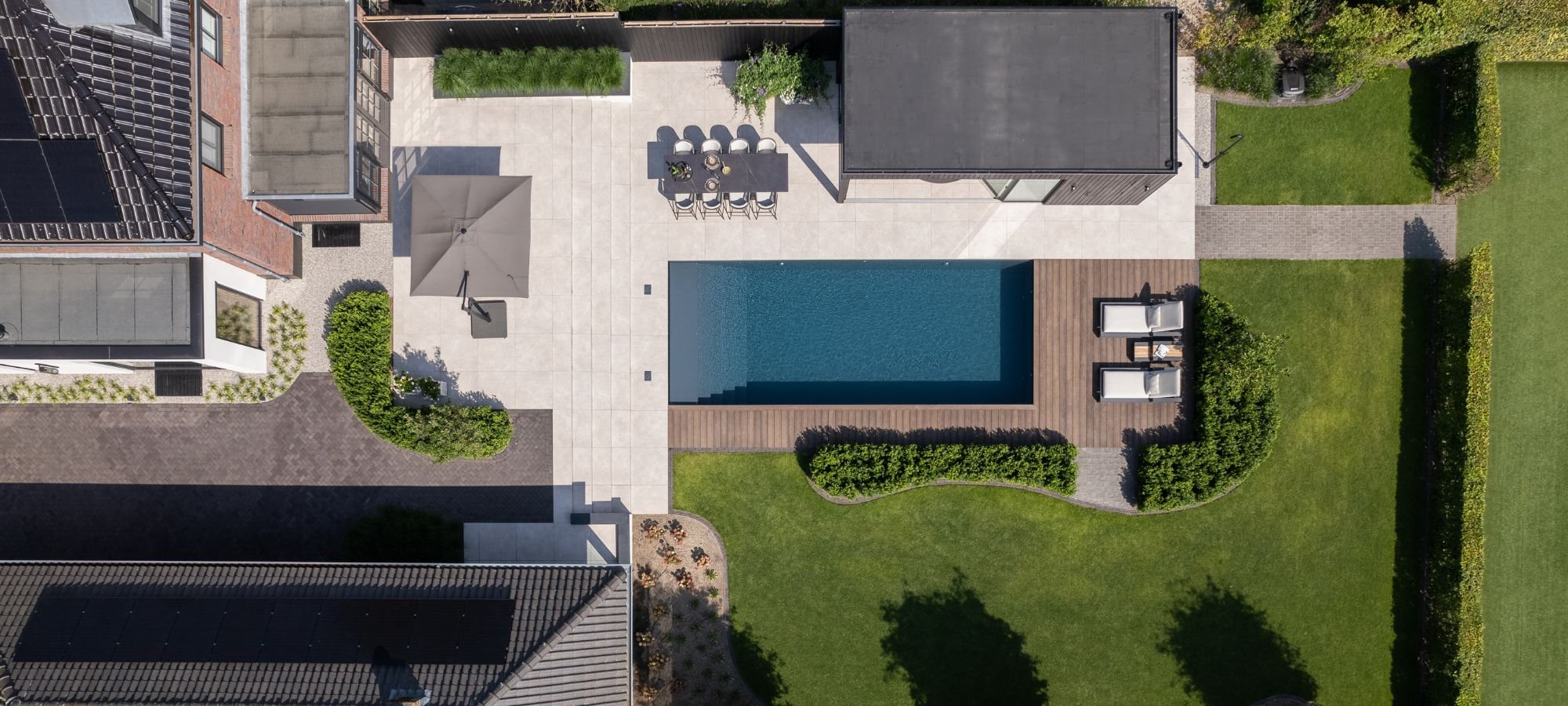 Afbeelding Zwembad in tuin met modern poolhouse